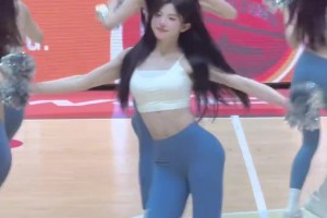 瞧你高兴的！中国小姐姐笑容满面：甲亢哥很喜欢中国KFC！