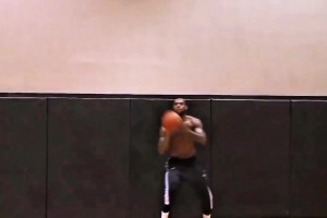 甲亢哥身穿国足7号球衣现身上海，这是要备战中澳赛啊