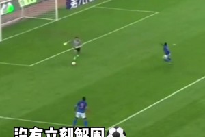 比赛第10分钟，全场手机闪光灯亮起，纪念林子金小朋友