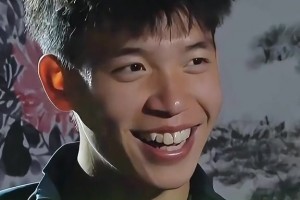 王大雷黄油手致丢球，张玉宁上前安慰