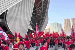 气氛拉满！莲花体育场外大批球迷高举国旗为国足加油