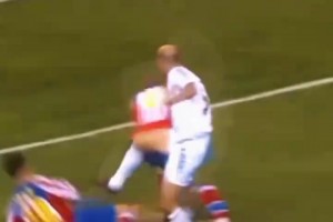 失误变经典？你认为齐达内这下，是有意的吗？