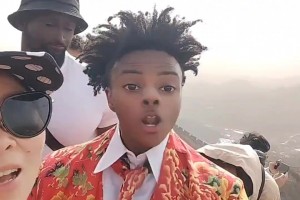 中国大妈长城偶遇甲亢哥，拍视频十级美颜把甲亢哥干成外星人