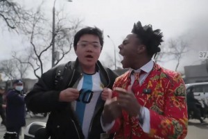 中国球迷在甲亢哥面前脱掉外套漏出梅西球衣，甲亢哥直接破防