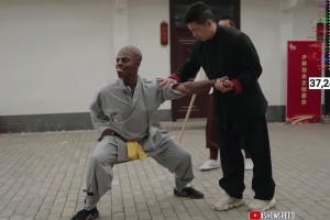 甲亢哥第一次尝试胳膊碎木棍，差点被一棒子打昏过去