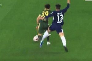 可惜啊！郑凯木身后绊倒+踩中王钰栋脚踝，王钰栋被担架抬下