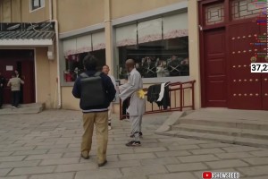 甲亢哥体验“闪电五连鞭”，结果一鞭抽了自己脑袋