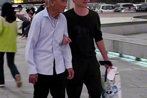 “Kongfu monkey！”中国路人对甲亢哥作出搞怪动作