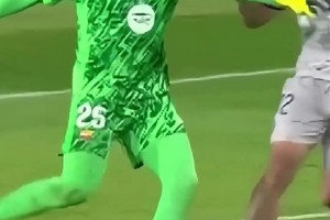 大模型门将也能秀花活！什琴斯尼这球，真的太秀了！