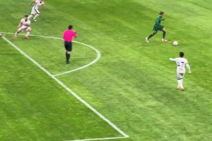 最后时刻张玉宁单刀马宁吹停比赛！国安球迷炸锅了：马宁！WCNM！