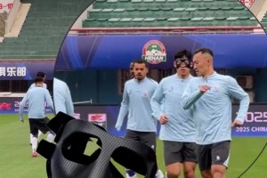 变身面具侠！朱辰杰赛前踩场戴上保护面罩