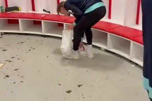 谦逊好队长！厄德高赛后留在更衣室帮忙收拾垃圾