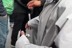 网友给甲亢哥递烟，甲亢哥直说no,no,no