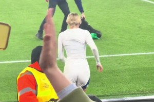 阿森纳女足3-2逆转皇马女足晋级欧冠四强！凯莉将球衣送给球迷