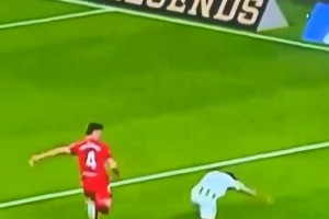 有丝丝熟悉！安东尼秀踩单车后趟球向前，结果自己踉跄倒地