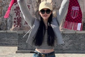 成都美女球迷爬泰山为主队助威