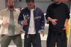 亚马尔教皮克跳舞，皮克叔叔跟不上年轻人的舞步啊