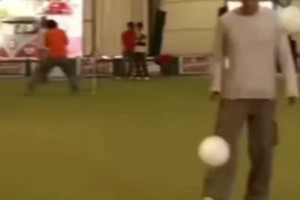 江湖流传着卡卡左右脚同时颠球的传说