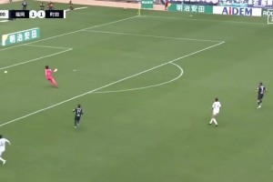 日本门将有说法！日本国门谷晃生大脚长传踢疵，打进离谱乌龙