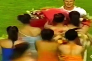 03年皇马中国行，啦啦队小姐姐看到小贝陷入疯狂，大罗：…