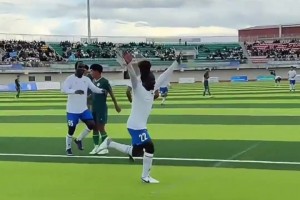 蒙超特色！黑人“外援”爆射破门后连续空翻庆祝